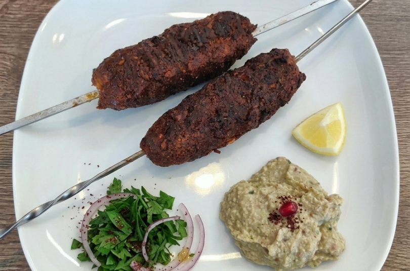 Faschiertes am Spiess mit Gurkenhumus