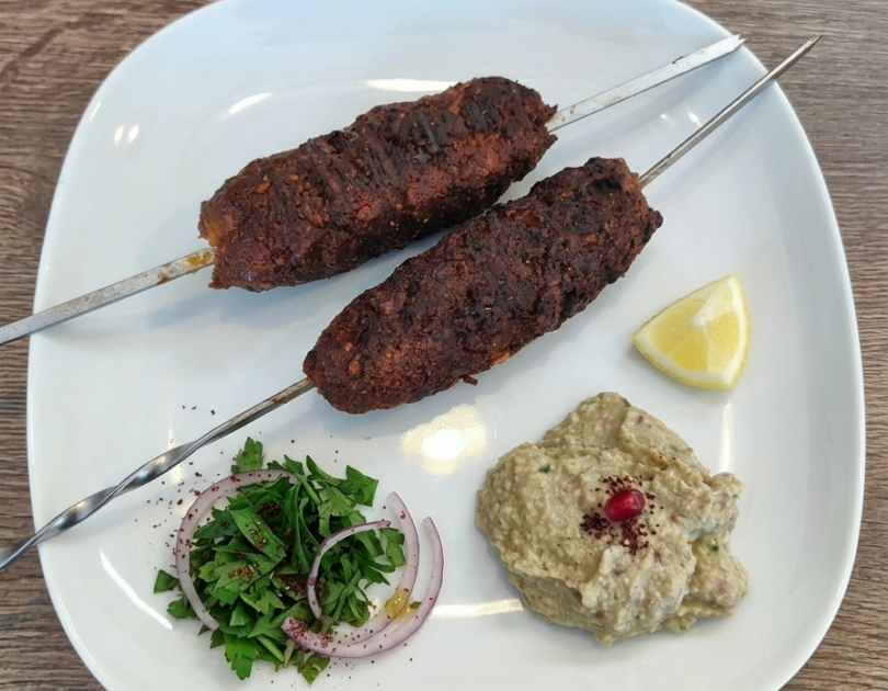 Gemini_Generated_Image_ffj4kcffj4kcffj4_peeled Faschiertes am Spiess mit Gurkenhumus