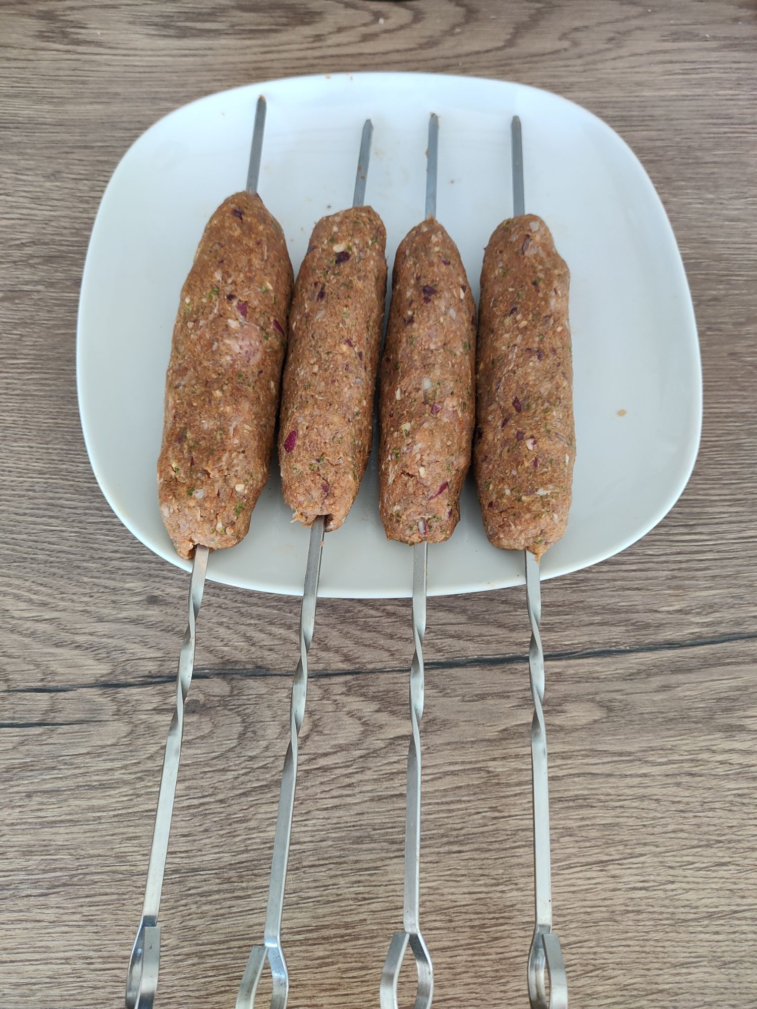 img202405191727337504448973528032046.jpg Faschiertes am Spiess mit Gurkenhumus