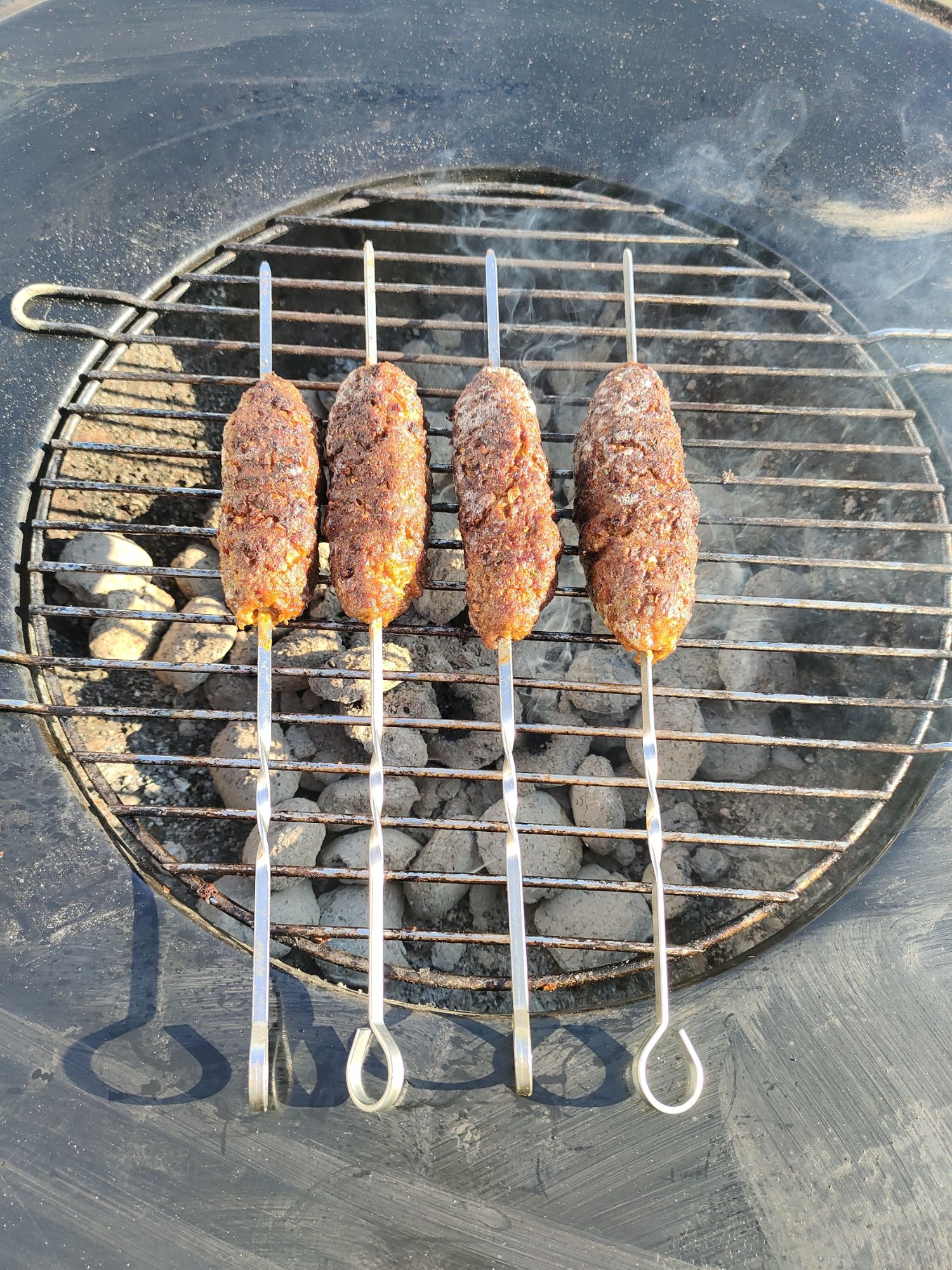 img202405191758584916134292785356546.jpg Faschiertes am Spiess mit Gurkenhumus